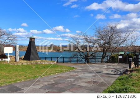 木曽川と名鉄名古屋本線の鉄橋とツインアーチ138(笠松みなと公園) 木曽川と名鉄名古屋本線の鉄橋とツインアーチ138(笠松みなと公園) 126871830