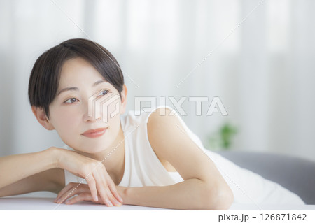 リビングでスキンケアをするミドル女性 リビングでスキンケアをするミドル女性 126871842