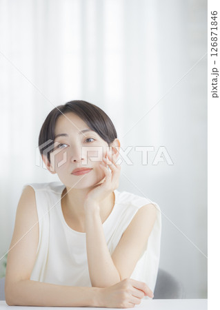 リビングでスキンケアをするミドル女性 126871846