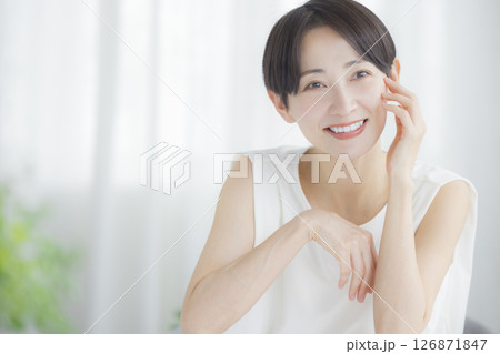 リビングでスキンケアをするミドル女性 126871847