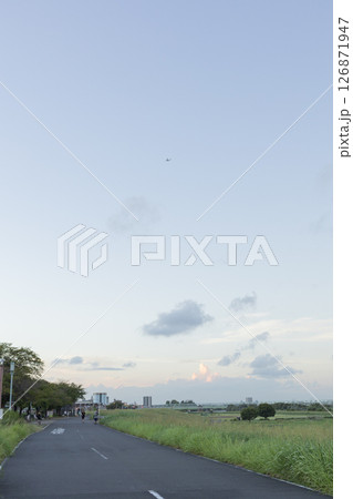 【日本】東京都葛飾区の江戸川沿いの土手から望む夕方の青空と飛行機 【日本】東京都葛飾区の江戸川沿いの土手から望む夕方の青空と飛行機 126871947