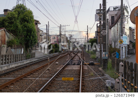 【日本】東京都葛飾区の踏切から望む金町線の線路 126871949