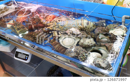 市場で売られる魚介類 市場で売られる魚介類 126871997