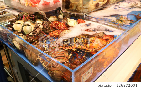市場で売られる魚介類 市場で売られる魚介類 126872001