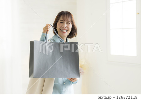 ショピングバッグをするミドルシニア女性 126872119