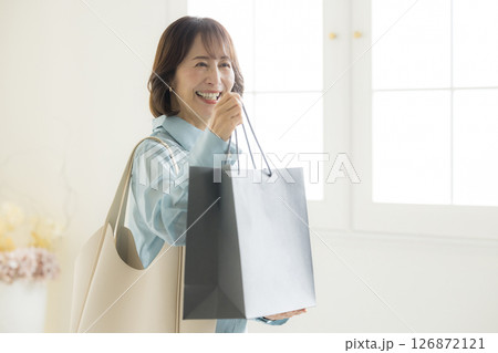ショピングバッグをするミドルシニア女性 126872121