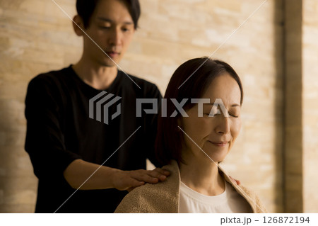 マッサージを受けるシニア女性 マッサージを受けるシニア女性 126872194