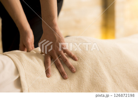 マッサージを受けるシニア女性　 　 126872198