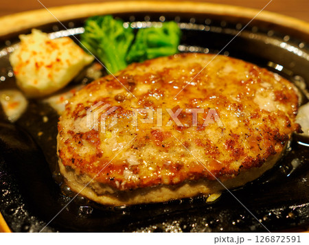 レストランで食べるプレーンなハンバーグ 126872591