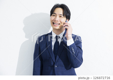 スマホを使うビジネスマン スマホを使うビジネスマン 126872716