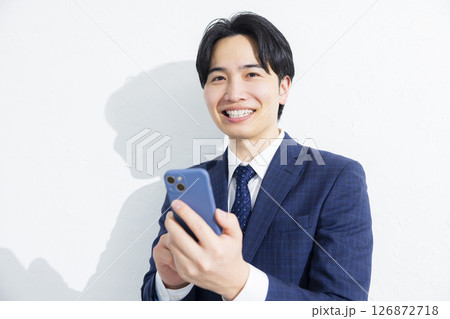 スマホを使うビジネスマン　 126872718