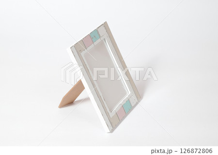 ナチュラルカラーの木目調フォトフレーム（画像はめ込み用） 126872806