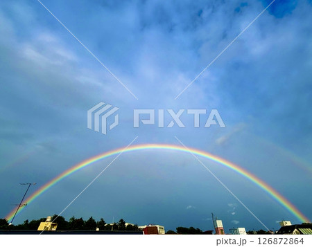 雨上がりの空にかかる虹 雨上がりの空にかかる虹 126872864