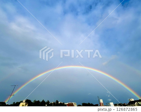 雨上がりの空にかかる虹 雨上がりの空にかかる虹 126872865