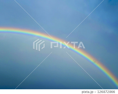 雨上がりの空にかかる虹 126872866