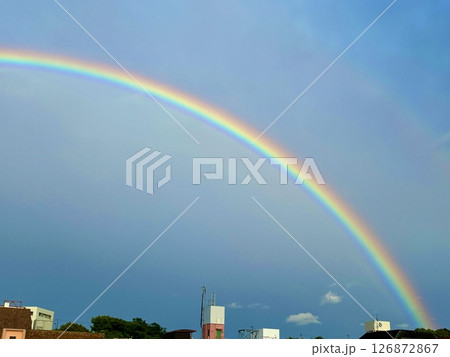 雨上がりの空にかかる虹 雨上がりの空にかかる虹 126872867