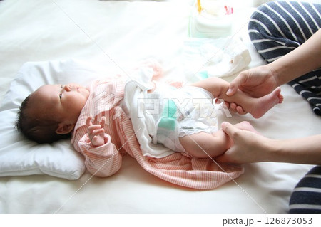 おむつ交換 おむつ交換 126873053