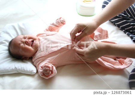 おむつ交換 126873061