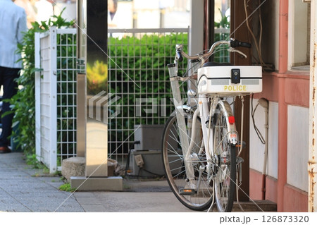 交番に置かれた警察の自転車 交番に置かれた警察の自転車 126873320