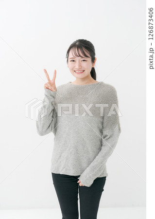 ニットを着た女性のポートレート 126873406