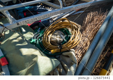 庭師の軽トラに積まれた延長コード 126873441