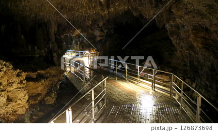 ライトアップされた鍾乳洞の中 126873698