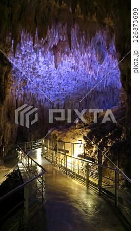 ライトアップされた鍾乳洞の中 126873699