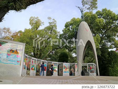 平和記念公園にある子どもたちのための慰霊碑 126873722