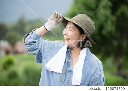 農業で汗をかく女性 126873800