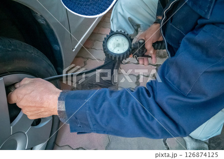 クルマのタイヤに空気を入れる クルマのタイヤに空気を入れる 126874125