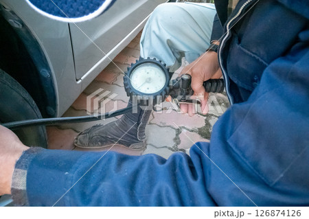 クルマのタイヤに空気を入れる クルマのタイヤに空気を入れる 126874126