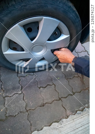 クルマのタイヤに空気を入れる 126874127