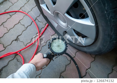 クルマのタイヤに空気を入れる 126874132