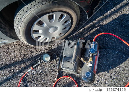クルマのタイヤに空気を入れる 126874136