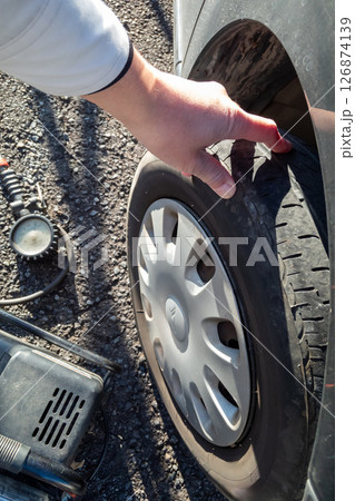 クルマのタイヤ点検 126874139