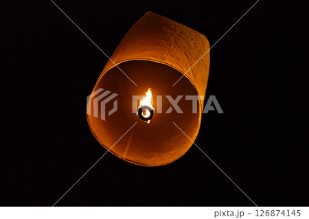 ロイクラトン祭りで打ち上げられたランタン（コムローイ） 126874145