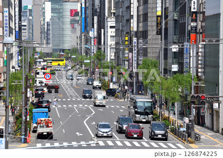 西銀座通りの土橋交差点から数寄屋橋を望む 126874225