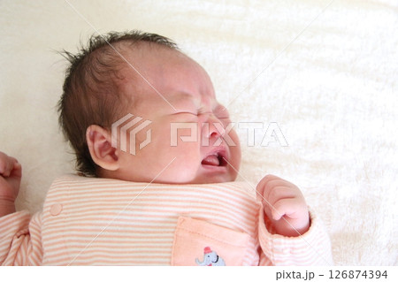目覚めて泣く赤ちゃん 目覚めて泣く赤ちゃん 126874394