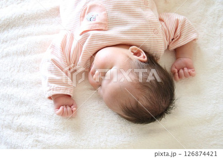 お昼寝する赤ちゃん お昼寝する赤ちゃん 126874421
