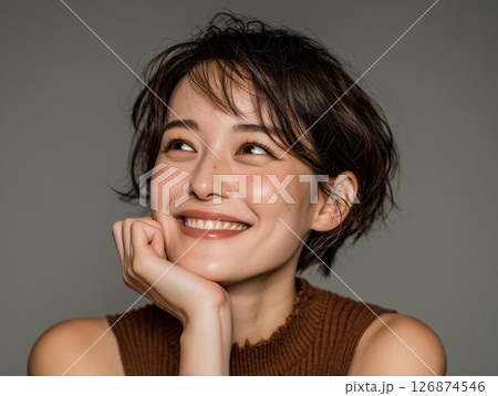 頬杖ポーズが魅力的なショートヘア女性の写真素材 126874546