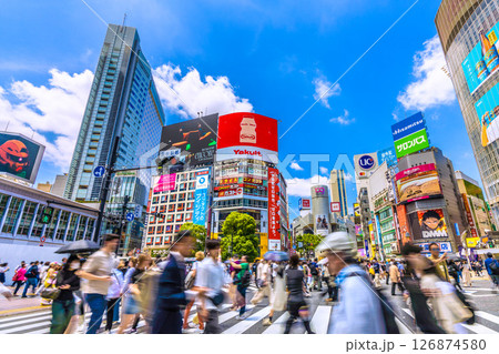 日本の東京都市景観 インバウンド続く、賑わう渋谷スクランブル交差点 126874580