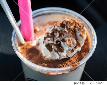 ホイップクリームとココアパウダーをトッピングしたミルクシェイク。 126874649