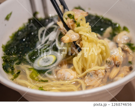 塩ラーメン。海苔とアサリをたくさんトッピングした塩味のらーめん。 126874656