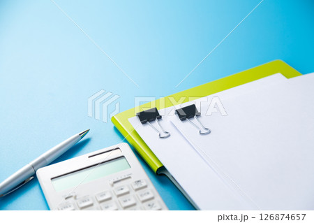 クリップに挟んだ資料とファイルと電卓とボールペン クリップに挟んだ資料とファイルと電卓とボールペン 126874657