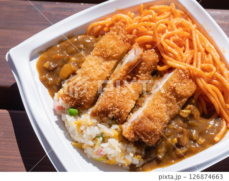 おかずてんこ盛りのお弁当。チャーハン、カレー、とんかつ、ナポリタン。 おかずてんこ盛りのお弁当。チャーハン、カレー、とんかつ、ナポリタン。 126874663