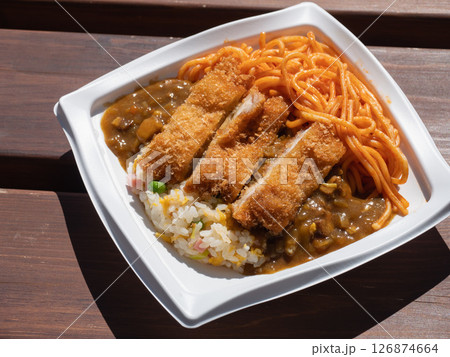 おかずてんこ盛りのお弁当。チャーハン、カレー、とんかつ、ナポリタン。 126874664