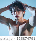 ハンサムな日本人男性がシャワーを浴びて髪の毛を触っている 126874791
