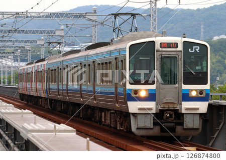 ［JR-W］山陽本線213系電車（大阪・関西万博ラッピング列車） 126874800