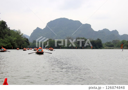 ベトナムタムロックの川下り 126874848