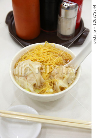 香港人のソウルフードとも言える雲吞麺。プリプリの蝦雲吞と輪ゴムのように腰のある麺が特徴 126875344